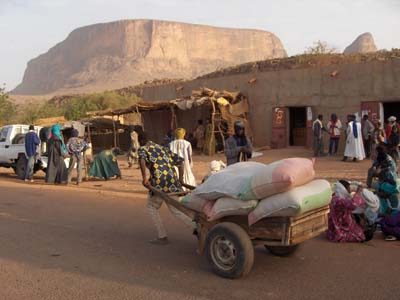 Mali - rechtenvrije foto via http://commons.wikimedia.org/wiki/File:Hombori_village.jpg