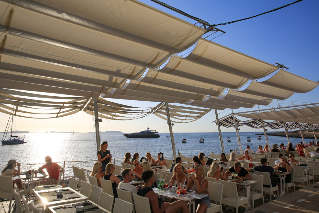Ibiza’s leukste beachclubs voor cocktails met zonsondergang